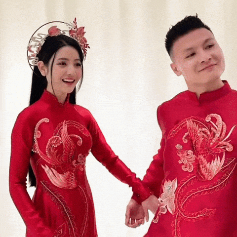 Quang Hải nhí nhảnh khi cưới được vợ, chỉnh tóc cho Thanh Huyền