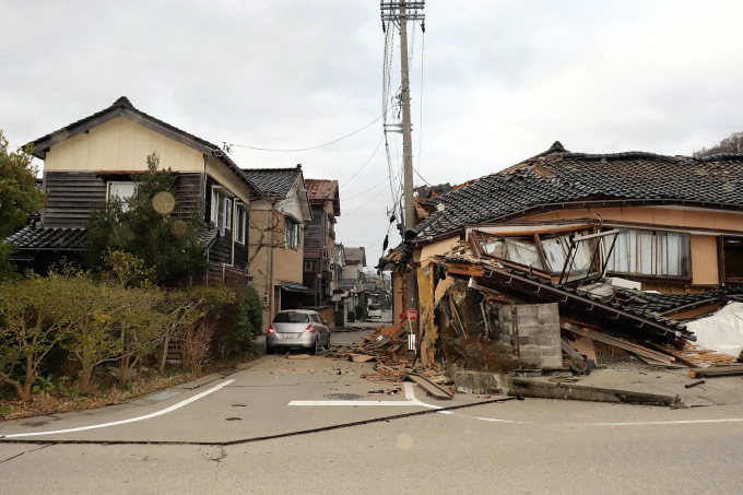 Một căn nhà khác tại thành phố Wajima (tỉnh Ishikawa) bị hư hại nghiêm trọng sau vụ động đất. Ảnh: Reuters