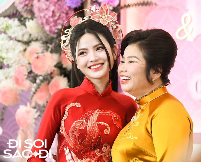 Chu Thanh Huyền nở nụ cười tươi xinh rạng rỡ bên mẹ ngày đi lấy chồng