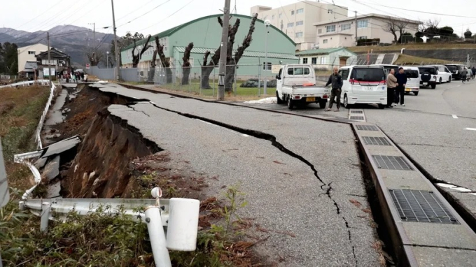 Mặt đường bị nứt toác sau vụ động đất nghiêm trọng vừa qua. Ảnh: Reuters