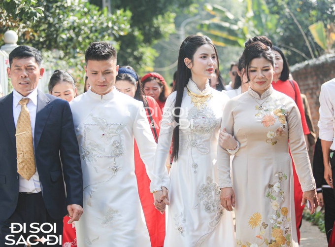 Chu Thanh Huyền cũng khoác tay tình cảm với mẹ của Quang Hải