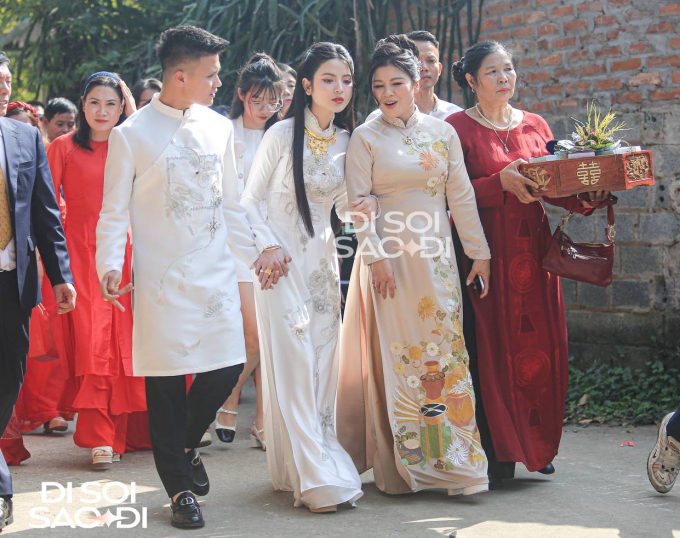 Chu Thanh Huyền trò chuyện vui vẻ bên cạnh mẹ Quang Hải
