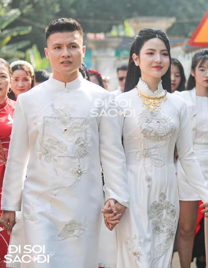 Sau khi đám hỏi khép lại, Quang Hải và Chu Thanh Huyền sẽ cùng nhau thực hiện đón dâu. Cặp đôi thay bộ áo dài, nắm chặt tay nhau lên xe để trở về nhà trai ở Đông Anh