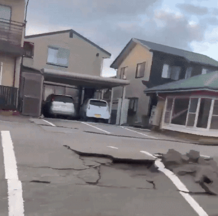 Đường phố tại Nhật Bản hoang tàn do ảnh hưởng từ trận động đất vào chiều 1/1                Vụ động đất cũng gây ra một số vụ cháy lớn, khiến nhiều công trình bị hư hại nghiêm trọng. Ảnh: Getty        