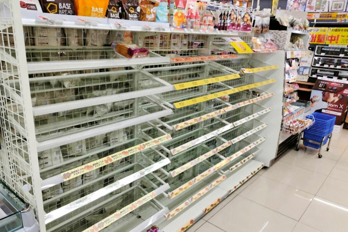 Hình ảnh một khay hàng hóa trống không tại một cửa hàng ở thành phố Kanazawa (Ishikawa) sau vụ động đất. Người dân đang tích cực trữ nhu yếu phẩm. Ảnh: Getty