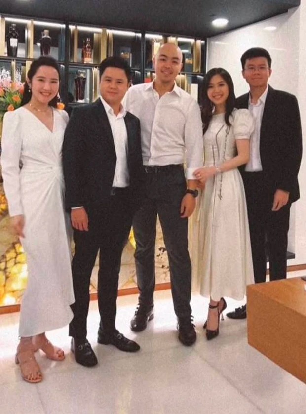 Bức ảnh chụp chung giữa thiếu gia Hoàng Việt (áo trắng), vợ chồng Primmy Trương và TGĐ Phan Thành (cặp đôi bên phải) và Phan Hoàng cùng bạn gái (cặp đôi bên trái) xuất hiện cùng nhau cho thấy mối quan hệ thân thiết của 2 gia đình này