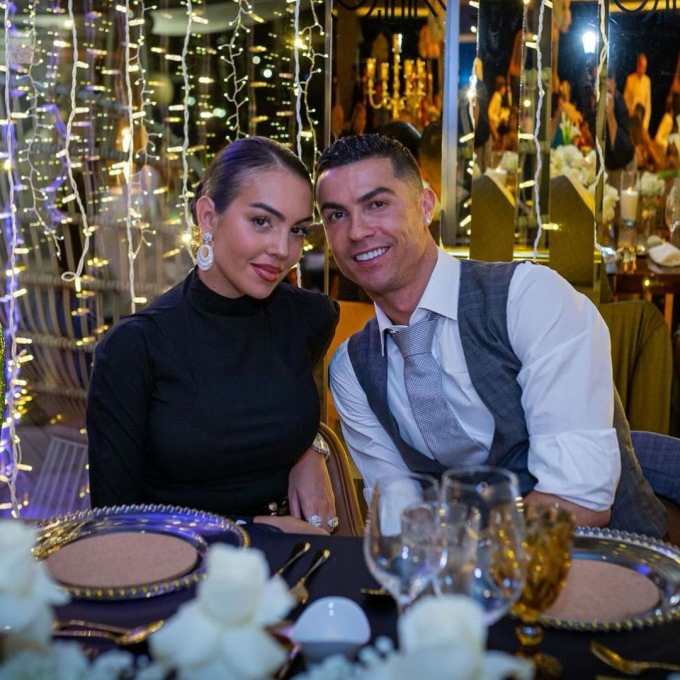 Bạn gái Georgina của Ronaldo xinh đẹp tại bữa tiệc