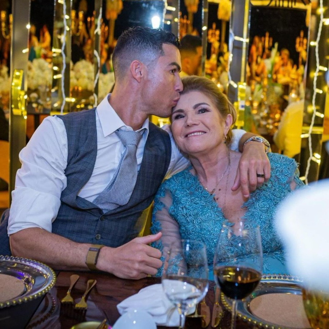 Ronaldo dành tặng cho mẹ hàng loạt món quà sinh nhật đặc biệt