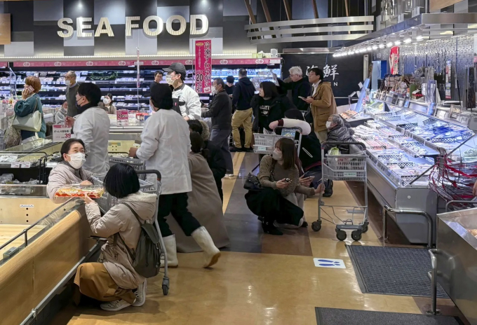   Người dân đồng loạt ngồi xổm xuống trong một siêu thị ở Osaka khi động đất xảy ra  