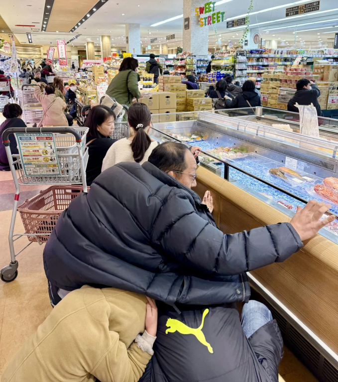   Khách hàng trong một siêu thị ở Toyama, Nhật Bản, tập trung trú ẩn trong trận động đất  