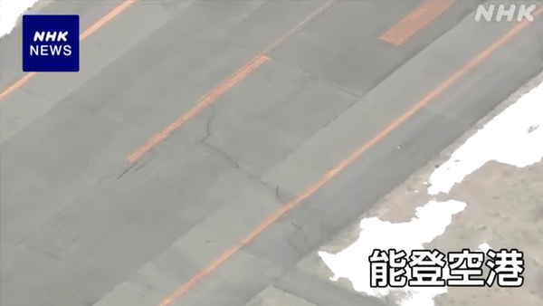 Vết nứt lớn trên đường được trực thăng kênh NHK ghi lại