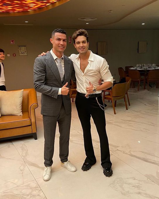 Ronaldo chụp ảnh cùng nam ca sĩ Luan Santana