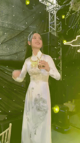 Chu Thanh Huyền xả vai vừa hát vừa nhảy theo điệu nhạc (Ảnh: Bông Bánh Bao)