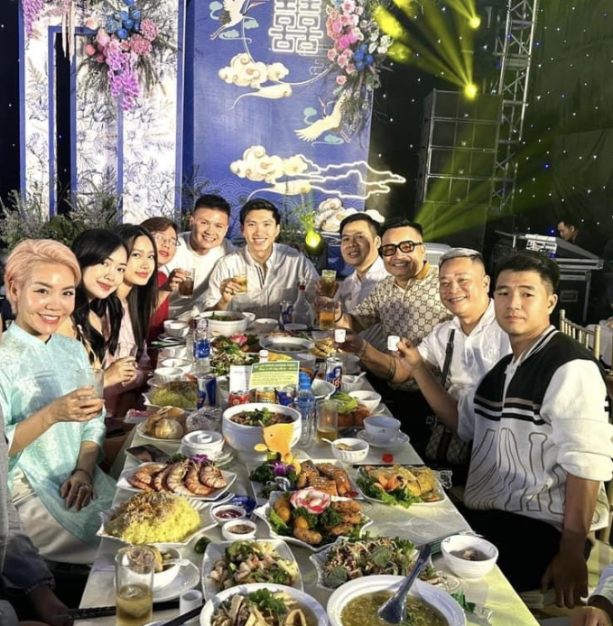 Hội cầu thủ đến ăn tiệc muộn lễ ăn hỏi của Quang Hải (Ảnh: Van Anh Tran)