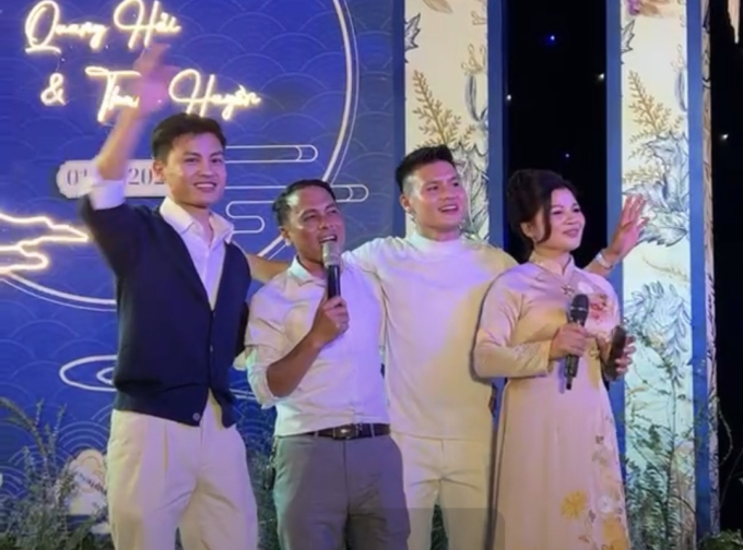 Gia đình Quang Hải cùng hát trên sân khấu, ai nấy cũng đều vui vẻ hạnh phúc (Ảnh: Van Anh Tran)