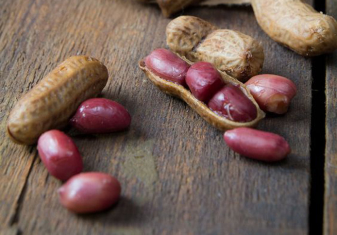   Lạc đỏ được xem là tốt nhất cho tim mạch và nhớ không nên bỏ lớp vỏ lụa bên ngoài loại hạt này khi ăn (Ảnh minh họa)  