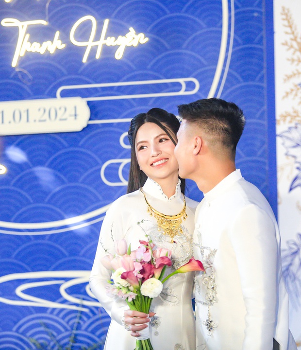 Quang Hải - Chu ThanH Huyền thay 2 bộ trang phục trong lễ cưới hỏi