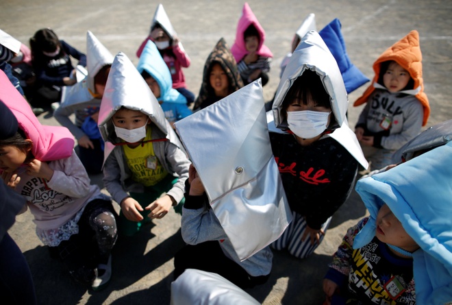  Trẻ em Nhật học trùm mũ, khom lưng diễn tập chống động đất  