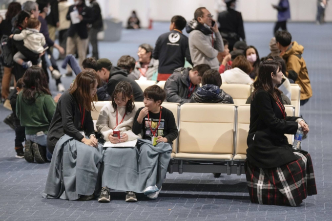 Hành khách được sơ tán khỏi chuyến bay 516 của Japan Airlines tại sân bay Haneda 