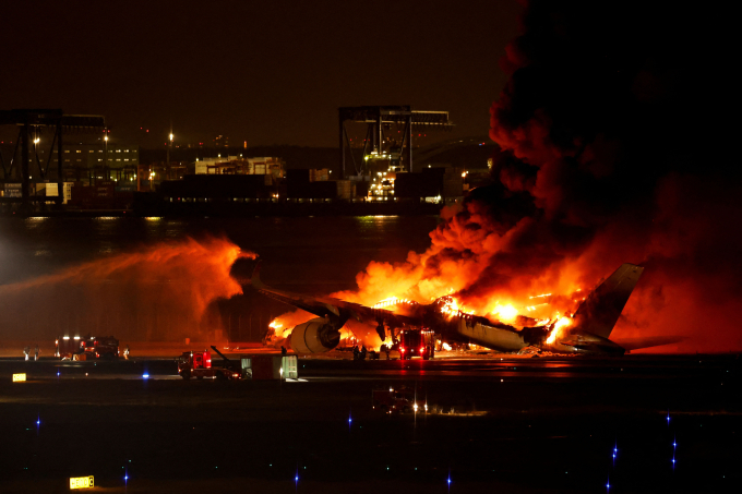 Vụ va chạm giữa hai máy bay trên đường băng Sân bay Haneda gây chấn động ngành hàng không 