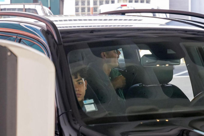 Ronaldo cùng con trai đến sân bay đi Dubai vào ngày 3/1. Ảnh: Jornal Madeira
