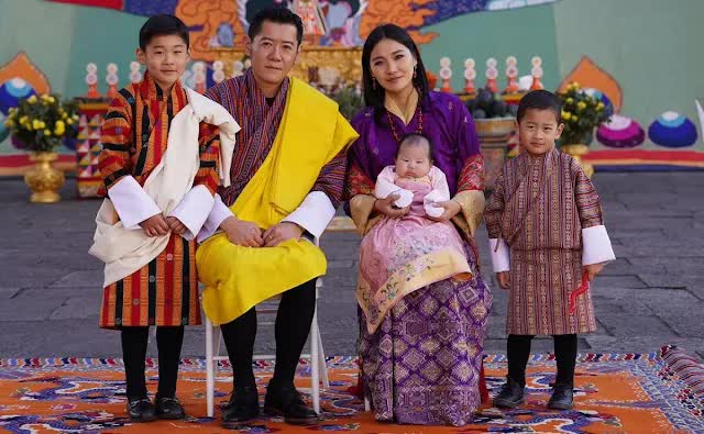 Bức ảnh chụp năm thành viên gia đình Quốc vương và Hoàng hậu Bhutan 