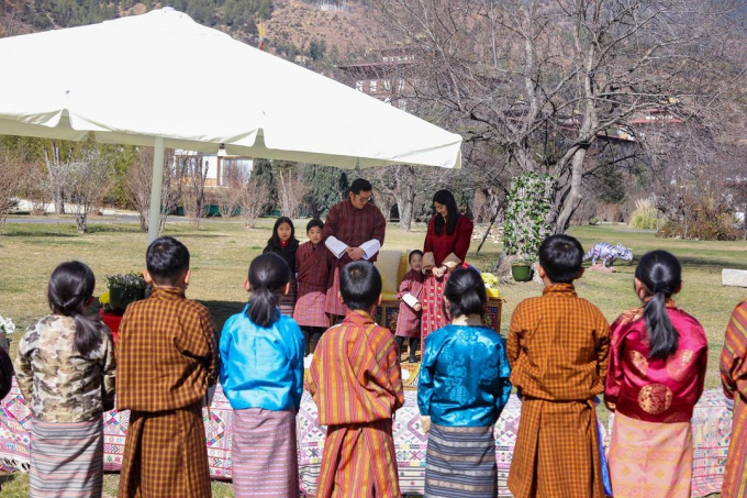 Quốc vương và Hoàng hậu Bhutan đón trẻ em đến Cung điện Lingkana nhân ngày lễ Nyilo,