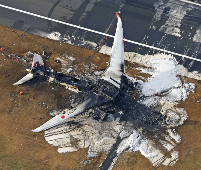 Xác máy bay A350 của hãng hàng không Japan Airlines sau vụ việc