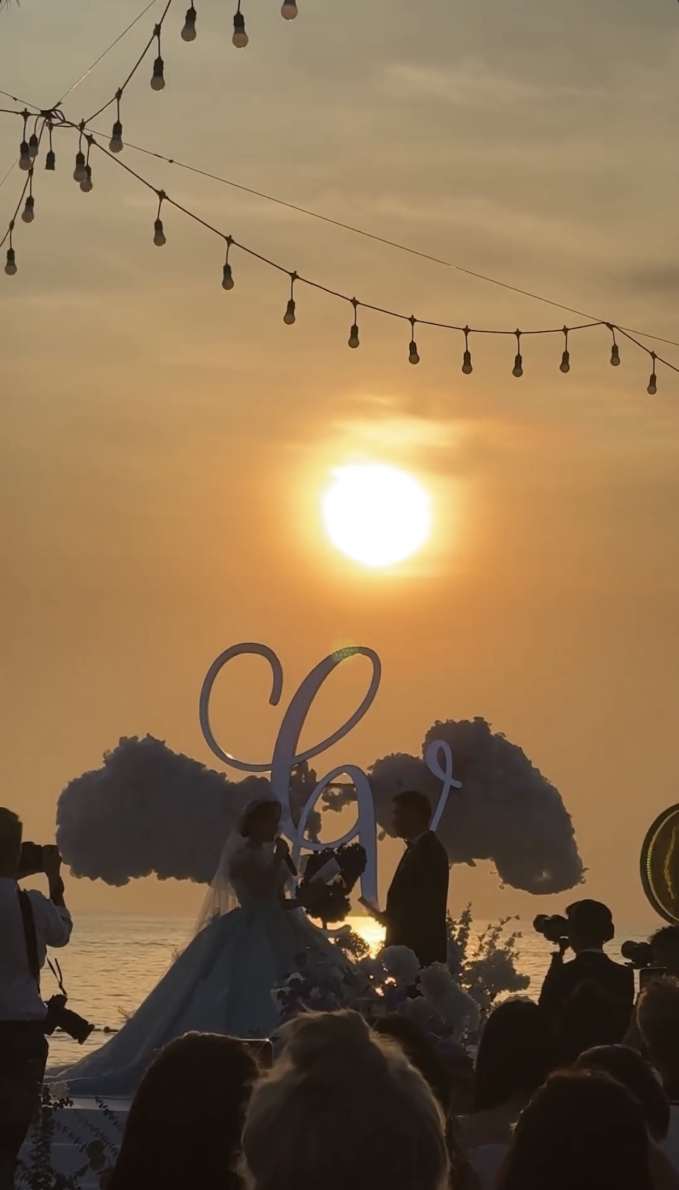 Những khoảnh khắc lãng mạn của hai vợ chồng dưới ánh hoàng hôn Phú Quốc