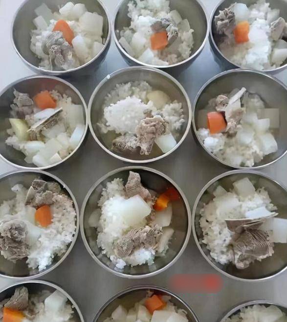 Bữa ăn trưa trị giá 8 NDT trong một trường mẫu giáo ở Trung Quốc