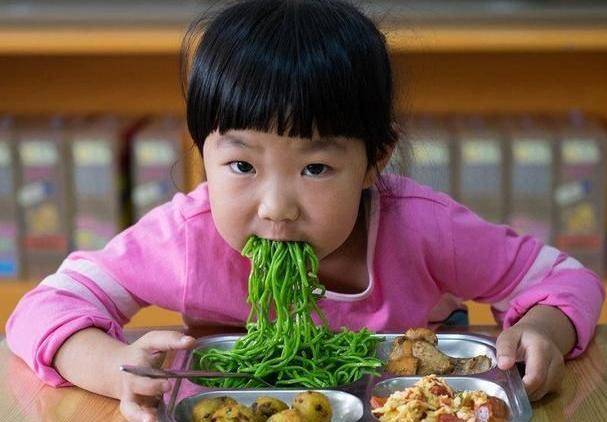 Phụ huynh cần cân nhắc chất lượng bữa ăn trưa khi chọn trường cho bé