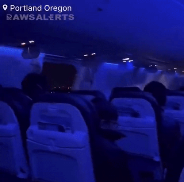 Đèn bên trong máy bay tạm thời bị tắt, nhiều mặt nạ dưỡng khí bung xuống