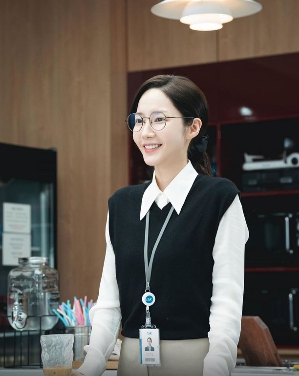 Park Min Young vào vai nữ chính Kang Ji Won trong bộ phim Marry My Husband.