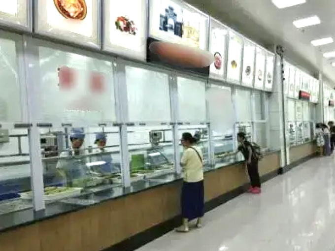 Không gian rộng rãi bên trong canteen ở ĐH Tứ Xuyên