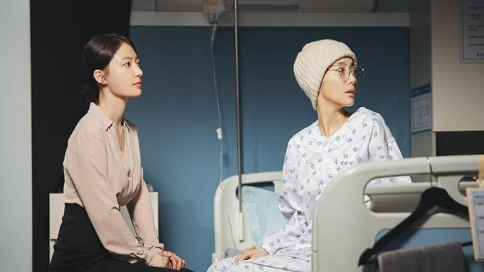 Jung Soo Min (trái) tỏ ra quan tâm Kang Ji Won (phải), đến thăm ở bệnh viện
