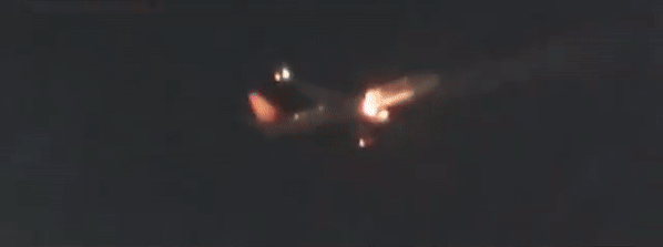 Phần động cơ máy bay tóe lửa khi đang thực hiện quá trình hạ cánh