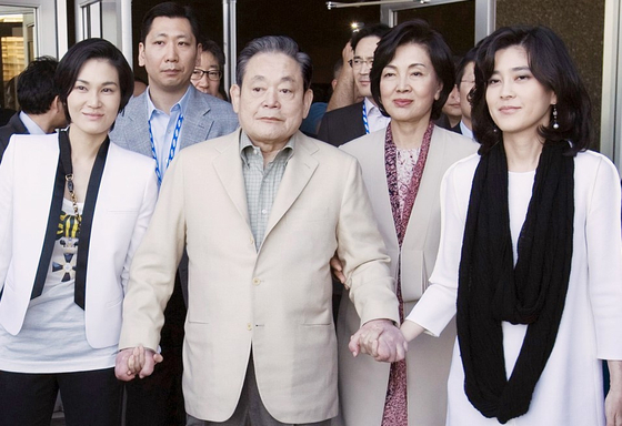 Cố Chủ tịch Lee Kun-hee của Tập đoàn Samsung cùng vợ Hong Ra-hee (phải), con gái Lee Boo-jin (ngoài cùng bên phải) và con gái Lee Seo-hyun (trái)