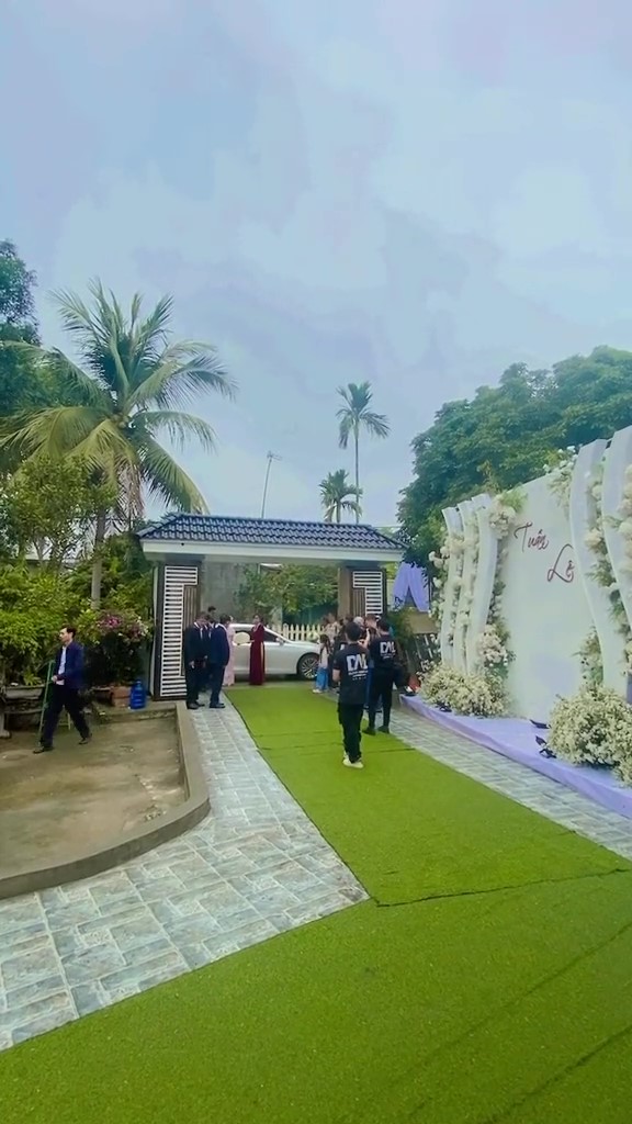 Đám cưới Nhật Lê ở Thanh Hoá: Cô dâu treo vàng trĩu cổ, khoảnh khắc mẹ chồng rước dâu vào nhà hé lộ cơ ngơi đàng trai
