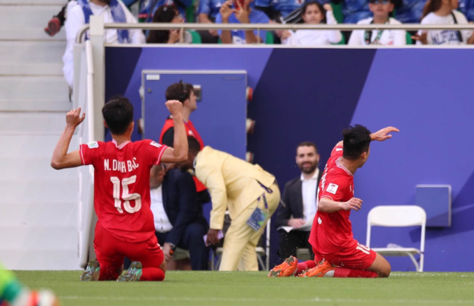 Dù vậy cuối hiệp 1, đội tuyển Nhật Bản đã tận dụng cơ hội gỡ hoà 2-2 sau đó vươn lên dẫn 3-2 (Hiệp 1)