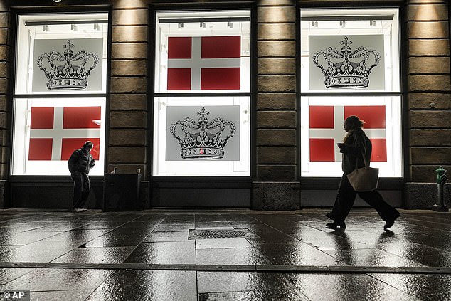 Đường phố Đan Mạch giăng cờ để tri ân nữ hoàng 