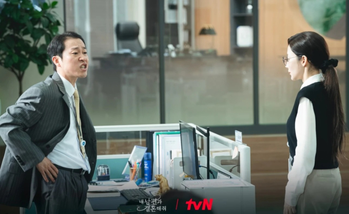 Kyung Wook mắng Ji Won xối xả giữa văn phòng
