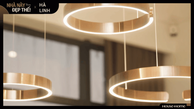 Thiết kế chiếc đèn như những chiếc nhẫn được gắn led xung quanh, ánh sáng toả ra rất nhẹ nhàng