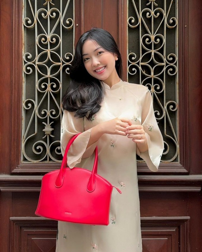 Mai Hà Trang diện áo dài suông che vòng 2 giữa nghi vấn có tin vui              Vợ Thành Chung diện áo dài xinh đẹp        