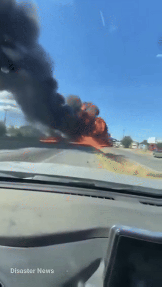 Ngọn lửa bốc lên dữ dội sau khi chiếc máy bay lao xuống đường cao tốc