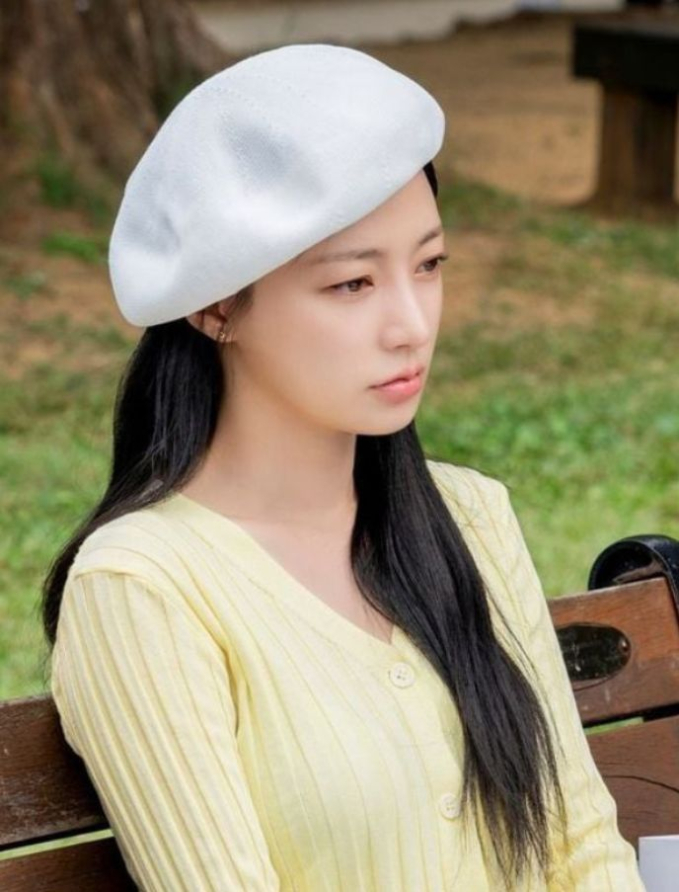 Ngoài kẹp tóc, các chị em còn có thể sử dụng mũ để thay đổi diện mạo của bản thân. Theo đó, Song Ha Yoon đã chọn chiếc mũ nồi màu xanh pastel cho outfit của mình. Cùng với mái tóc xoăn sóng nhẹ, chiếc mũ này giúp nhân vật của cô trông nền nã và không hề kém phần tiểu thư, kiêu kỳ. 