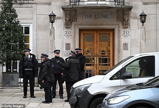 Cảnh sát túc trực bên ngoài Phòng khám London, nơi Công nương xứ Wales tiến hành điều trị