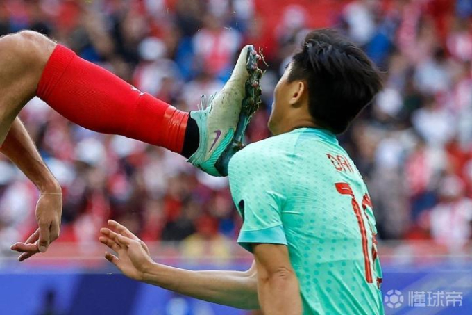 Asian Cup 2023: Cầu thủ Trung Quốc bị đối thủ đạp trúng mặt, quyết định sau đó của trọng tài gây tranh cãi