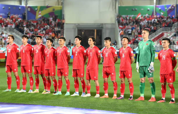 Đội tuyển Việt Nam đứng trước một trận đấu căng thẳng, Quang Hải được giao băng đội trưởng