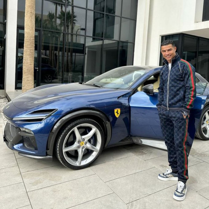 Ronaldo bên cạnh siêu xe mới tậu. Ảnh: IG