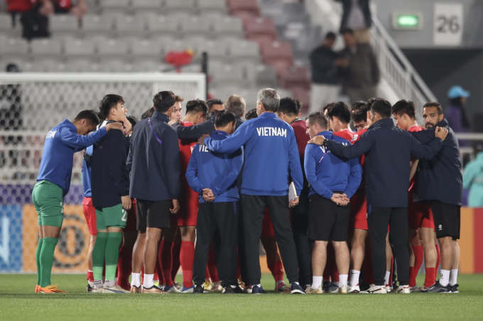 Đội tuyển Việt Nam họp sau trận, với trận thua tuyển Việt Nam gần như đã bị loại ngay từ vòng bảng Asian Cup 2023 (Ảnh: Bon Bon)